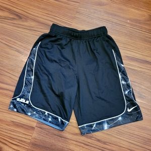 Nike workout shorts size Small boys